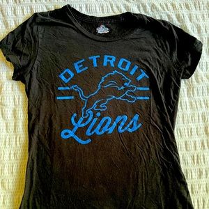 Women’s medium, black Detroit Lions short sleeve tshirt, euc